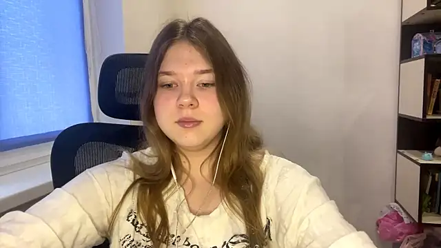 TomikoPfau online show from April 3, 3:15 am