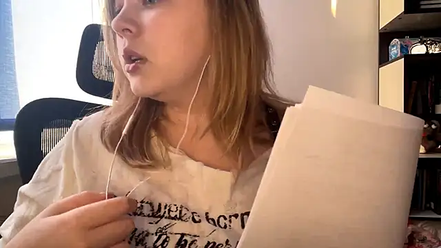 TomikoPfau online show from April 14, 2:12 pm