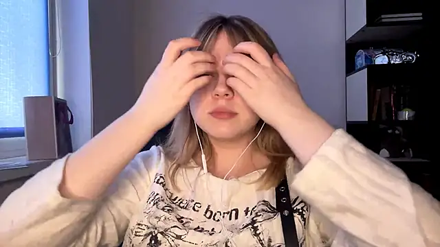 TomikoPfau online show from April 19, 2:16 pm