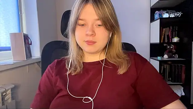 TomikoPfau online show from April 20, 11:13 am