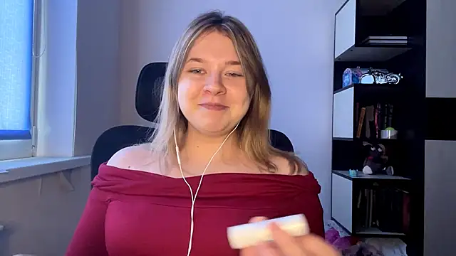 TomikoPfau online show from April 21, 7:36 am