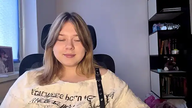 TomikoPfau online show from April 23, 12:29 pm