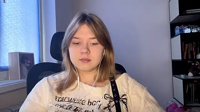 TomikoPfau online show from April 24, 7:44 am