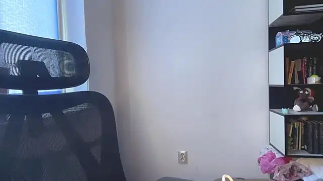 TomikoPfau online show from April 26, 10:13 am