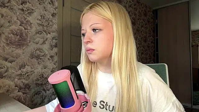 JeneeBIanks online show from April 24, 11:34 am