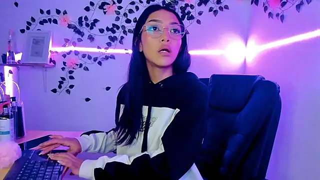 jaulyn 18 online show from April 18, 3:38 pm