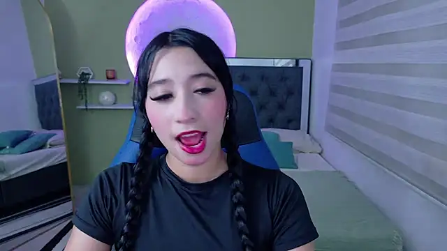 Snapshot of ivvoncute chatting on June 6, 2:05 am ivvoncute online show from June 6, 2:05 am