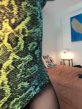 Viictoria-Jones online show from April 14, 10:10 am