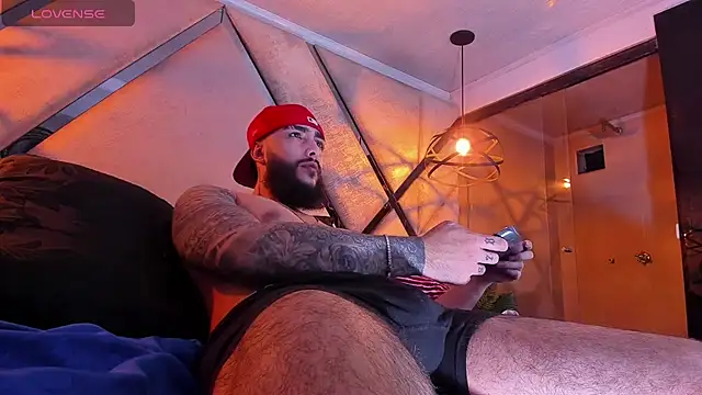 SantiagoHincapiie online show from March 3, 3:45 am