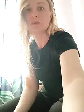 Snapshot of Lanavi_Smile chatting on June 3, 6:27 am Lanavi Smile online show from June 3, 6:27 am