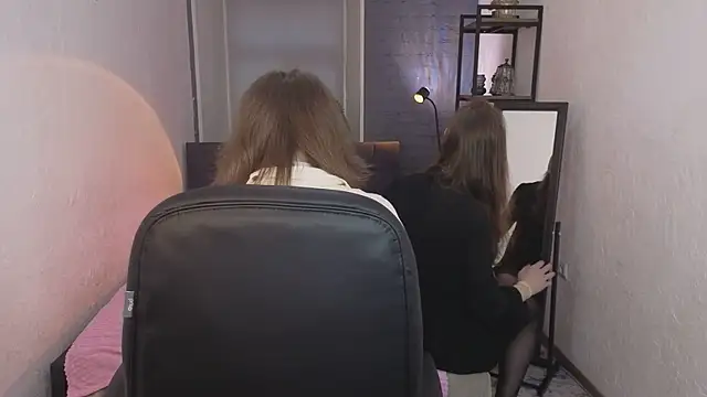 ZoriaLovesLuna online show from April 8, 6:46 am