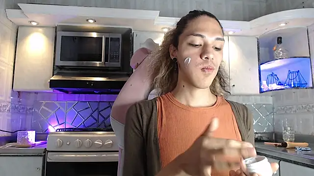 CrisOzzz online show from March 18, 5:38 pm