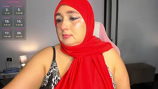 Snapshot of HijabiMilff chatting on June 2, 2:52 pm HijabiMilff online show from June 2, 2:52 pm
