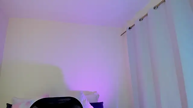 MIAA ROBERTSS online show from April 4, 7:44 pm