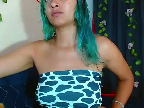 Snapshot of powderblu69 chatting on May 4, 12:50 am powderblu69 online show from May 4, 12:50 am
