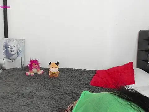 LatinaQueen23 online show from March 14, 1:49 pm