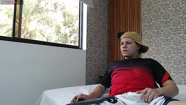 Snapshot of SamJoness_ chatting on March 7, 7:33 pm SamJoness online show from March 7, 7:33 pm