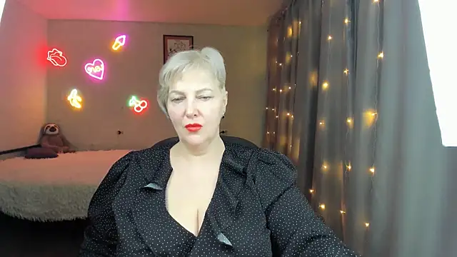 Snapshot of Mary-Leee chatting on May 2, 5:40 pm Mary-Leee online show from May 2, 5:40 pm