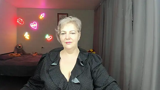 Snapshot of Mary-Leee chatting on June 5, 8:03 pm Mary-Leee online show from June 5, 8:03 pm