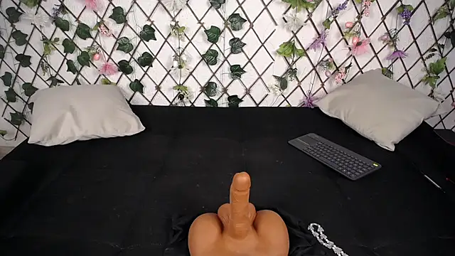 MaylinSkye online show from April 22, 7:59 pm