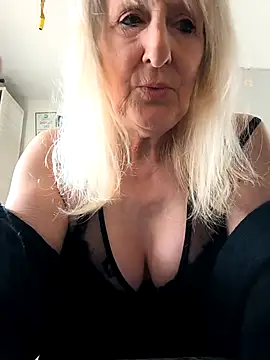 Snapshot of Heidiblueeyes chatting on March 31, 1:44 pm Heidiblueeyes online show from March 31, 1:44 pm