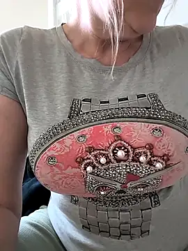 Snapshot of Heidiblueeyes chatting on May 5, 6:05 pm Heidiblueeyes online show from May 5, 6:05 pm