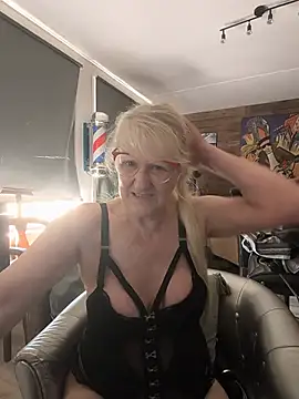 Snapshot of Heidiblueeyes chatting on June 25, 8:41 am Heidiblueeyes online show from June 25, 8:41 am