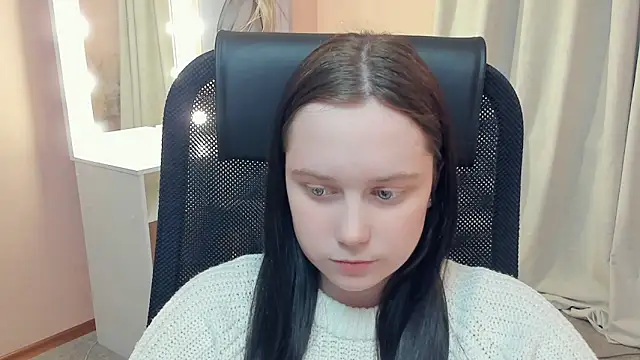 LynnaNull online show from February 24, 1:20 pm