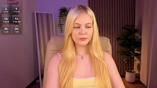 Snapshot of Elle_Funning chatting on March 3, 8:42 am Elle Funning online show from March 3, 8:42 am