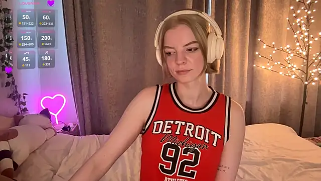 Snapshot of Marry_Sornatiko chatting on May 9, 3:17 pm Marry Sornatiko online show from May 9, 3:17 pm