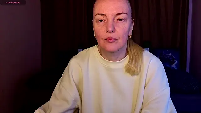 Snapshot of Bella_soulmate chatting on May 1, 5:23 am Bella soulmate online show from May 1, 5:23 am
