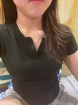 Snapshot of Sullys_ chatting on April 6, 2:40 pm Sullys online show from April 6, 2:40 pm
