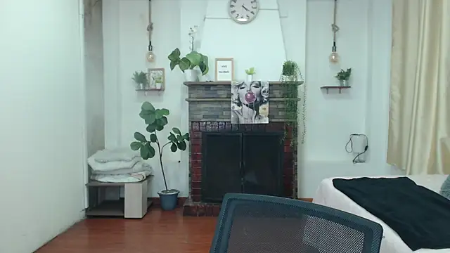 Emma hassani online show from April 18, 1:26 pm