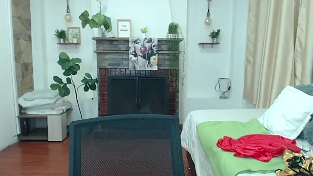 Emma hassani online show from April 21, 1:28 pm