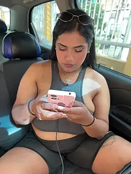 Nahomy firee online show from April 8, 7:58 pm