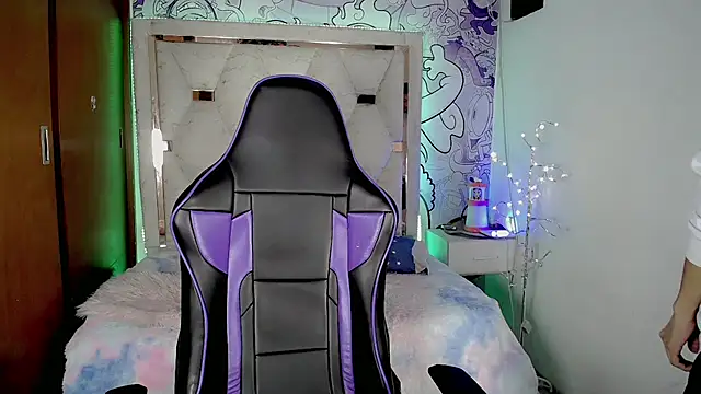 Larry craft online show from April 21, 10:34 pm