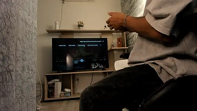 DylanRoyce  online show from April 22, 12:50 pm