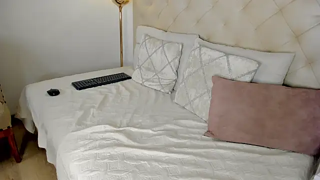 nina joyce online show from April 18, 8:09 pm