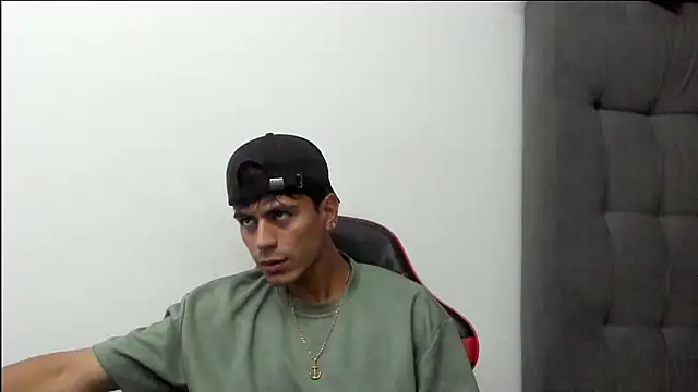 Snapshot of newblood-04 chatting on March 1, 1:40 am newblood-04 online show from March 1, 1:40 am