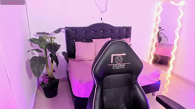 LINDSAY TAY online show from April 18, 3:21 am