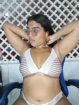 Coraline em online show from April 21, 6:44 pm