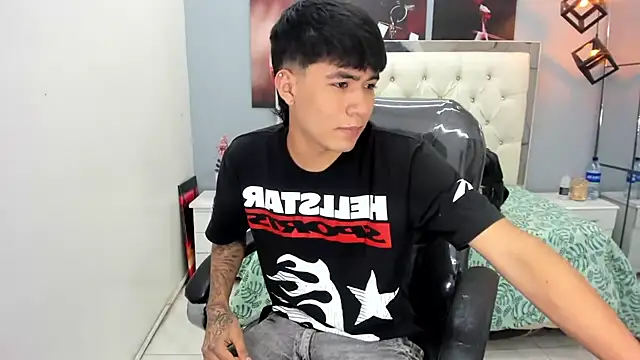 Snapshot of Thiago_collinss chatting on May 31, 10:44 pm Thiago collinss online show from May 31, 10:44 pm