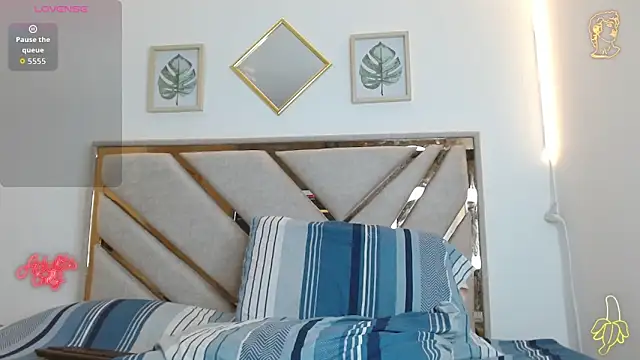 oliver   saint online show from April 12, 12:37 am