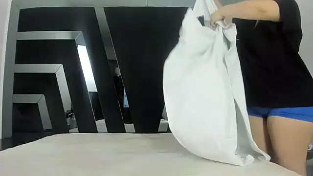 Nikol Lopez  online show from April 13, 11:05 am