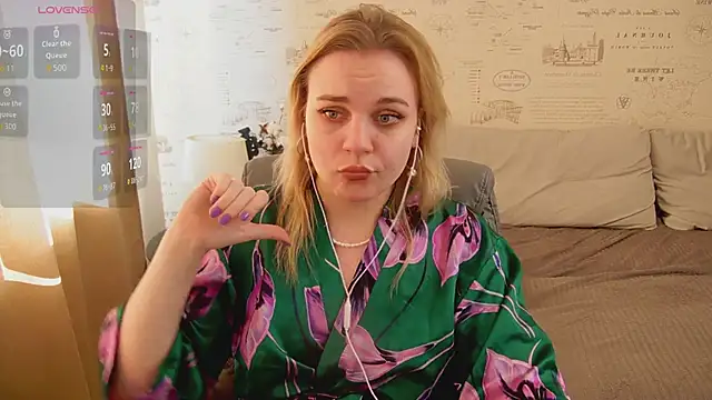 Snapshot of Glow_Margo chatting on June 23, 1:25 am Glow Margo online show from June 23, 1:25 am
