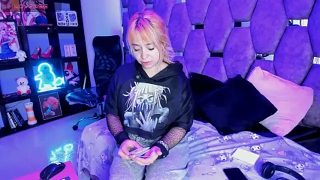 Snapshot of Maky_Coss chatting on May 8, 1:05 pm Maky Coss online show from May 8, 1:05 pm