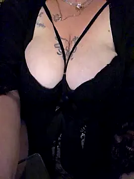 Snapshot of ludderlotta chatting on April 27, 10:19 pm ludderlotta online show from April 27, 10:19 pm