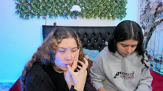 Snapshot of valeria_and_zoe chatting on April 29, 2:10 pm valeria and zoe online show from April 29, 2:10 pm