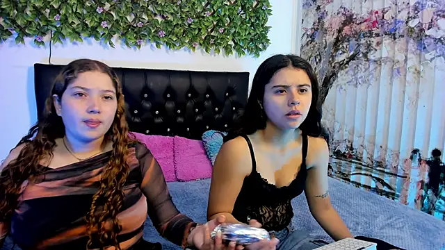 Snapshot of valeria_and_zoe chatting on May 8, 2:11 pm valeria and zoe online show from May 8, 2:11 pm