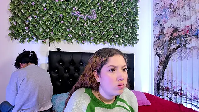 Snapshot of valeria_and_zoe chatting on May 20, 3:40 pm valeria and zoe online show from May 20, 3:40 pm